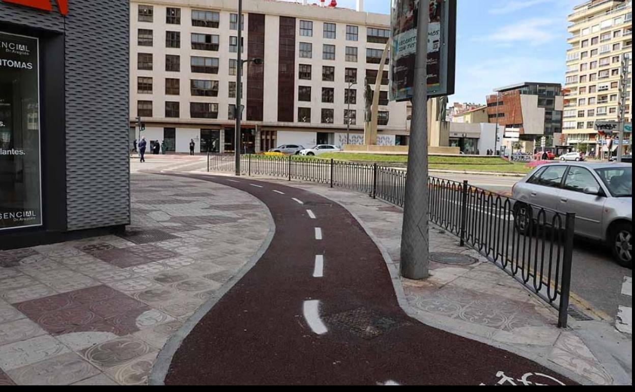 El nuevo carril bici acabará con la conexión actual en la Avenida de la Paz, reorganizando la isleta de acceso a la Plaza España.