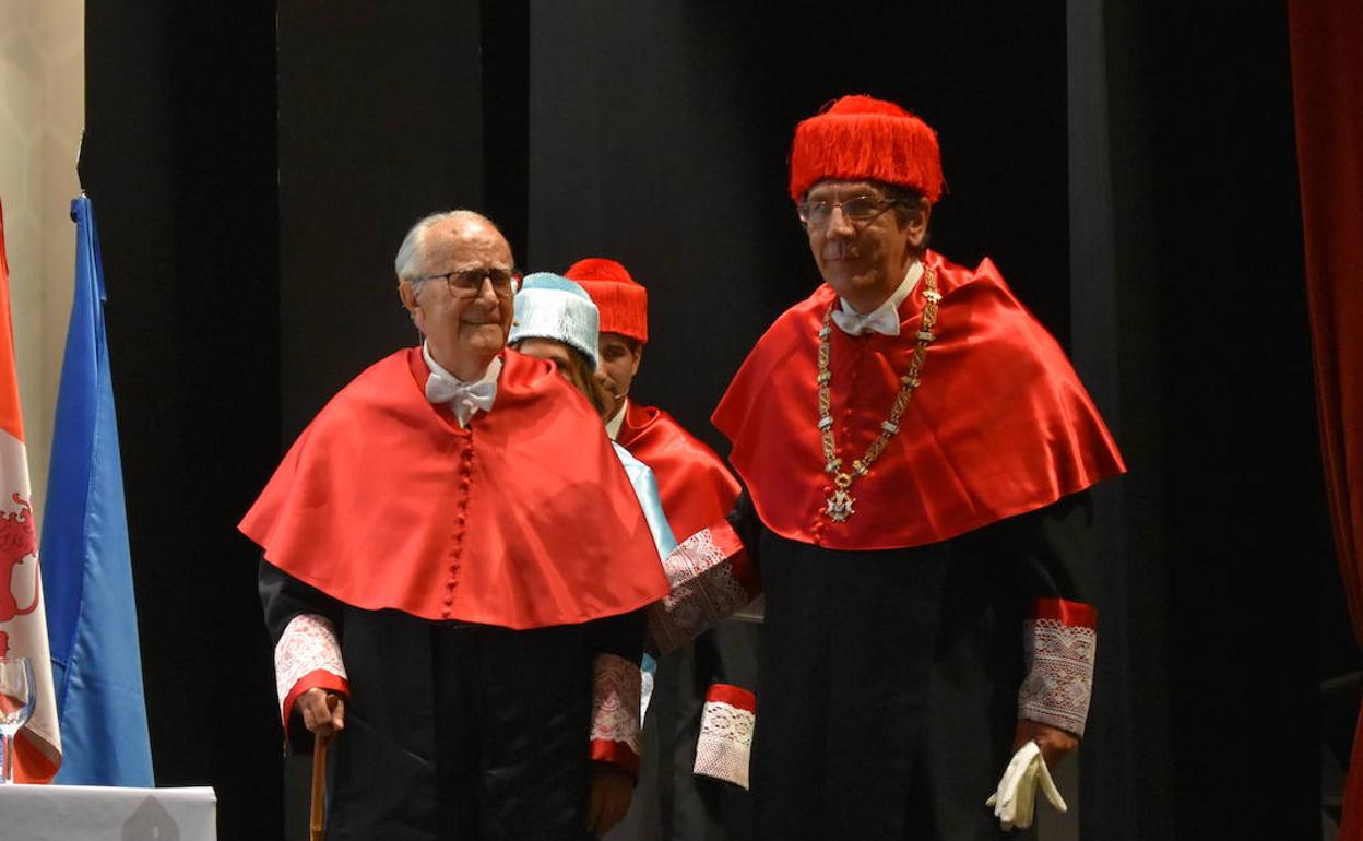 Javier Delgado en su nombramiento como Doctor Honoris Causa acompañado de Enrique Arnaldo 