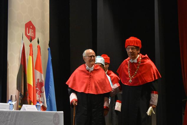 Javier Delgado sonríe durante su nombramiento como Doctor Honoris Causa de la Universidad Isabel I 