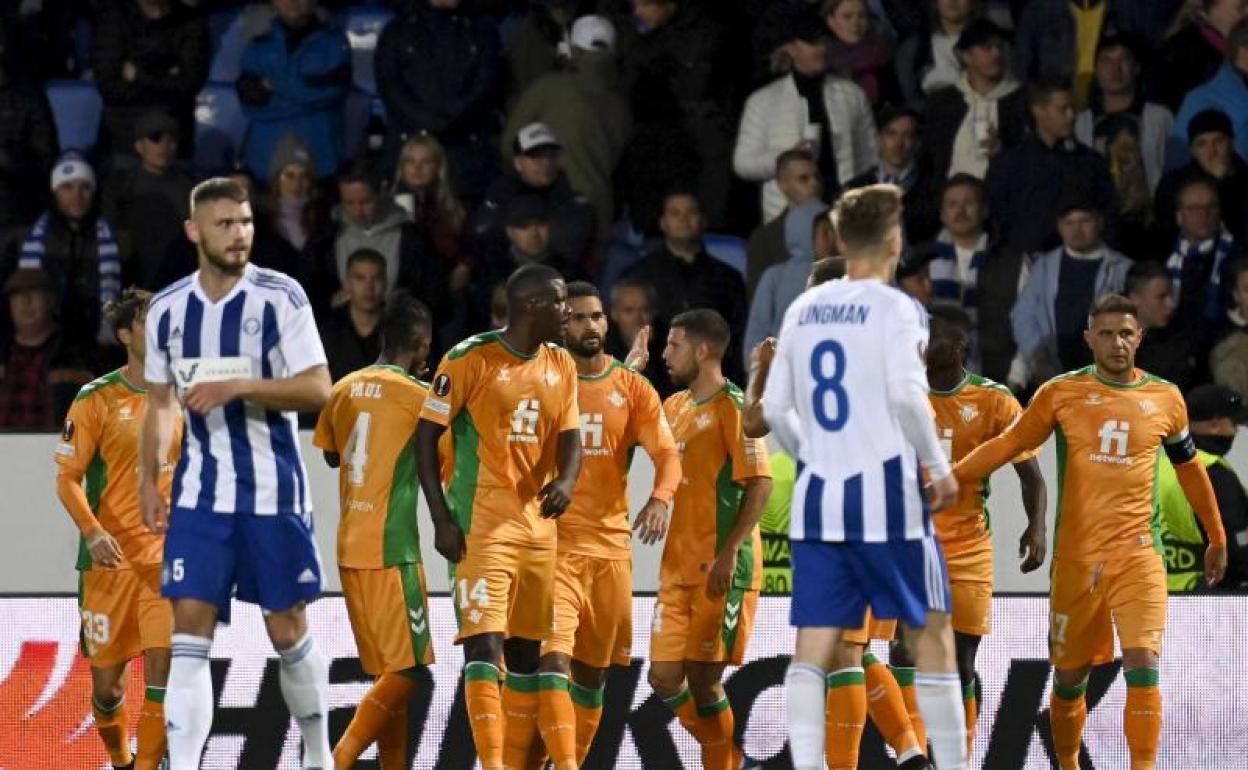 Los jugadores del Betis celebran el gol de penalti marcador por Willian José. 