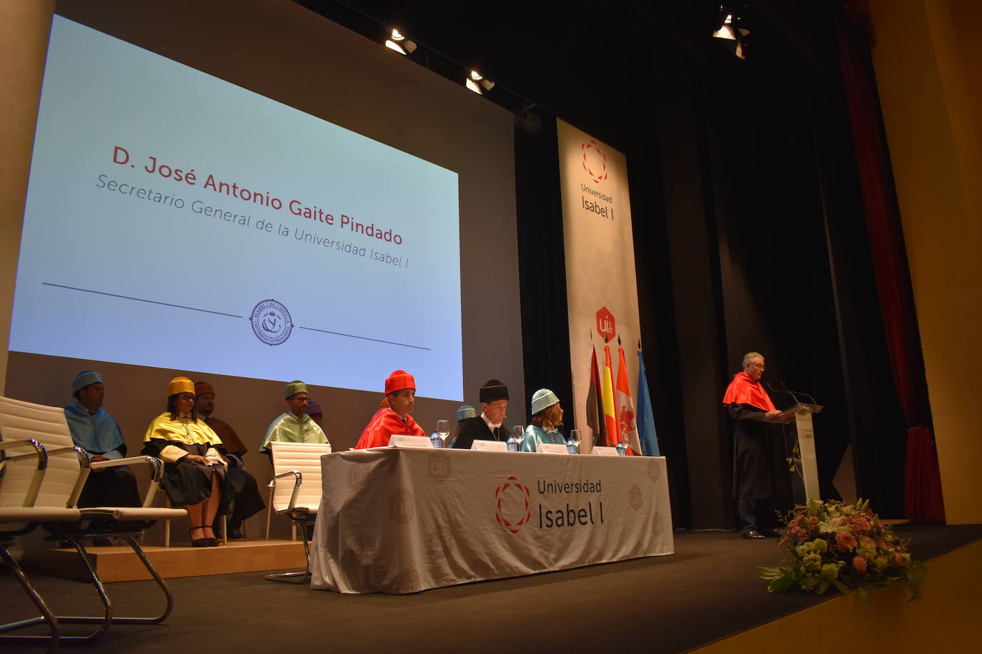 Javier Delgado sonríe durante su nombramiento como Doctor Honoris Causa de la Universidad Isabel I 