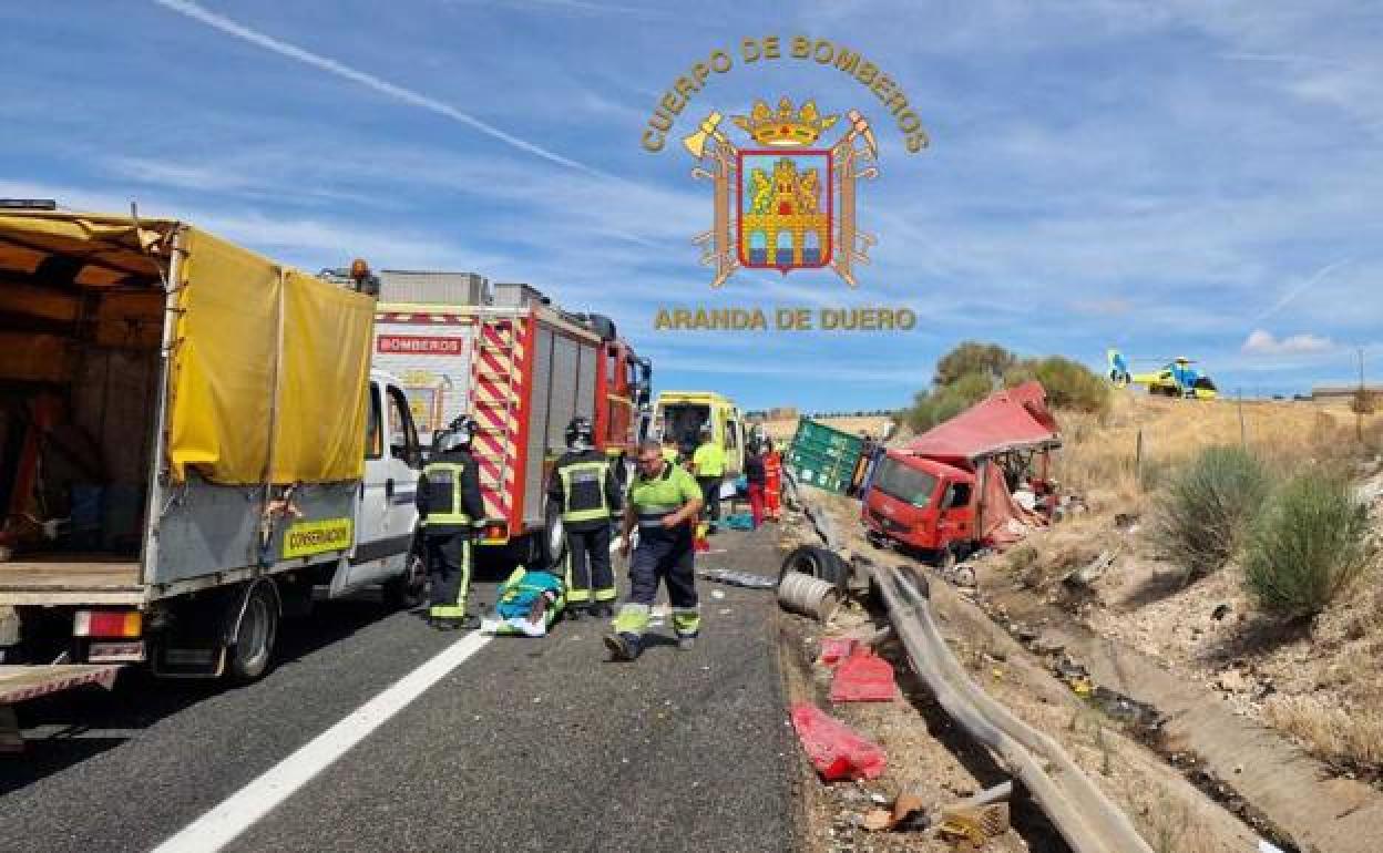 Ambos vehículos han quedado destrozados.