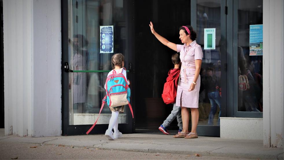 Los niños burgaleses regresan al colegio en una jornada de reencuentros y normalidad