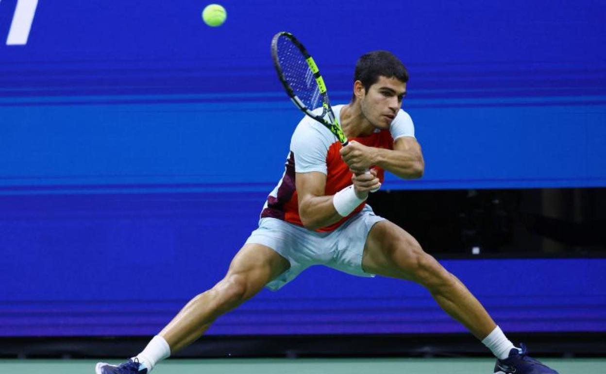 Alcaraz golpea la bola durante un partido del Abierto de Estados Unidos. 