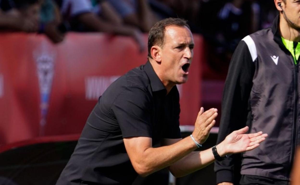 Etxeberría animando a sus jguadores durante el encuentro. 