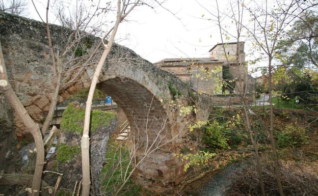 Un sargento de vacaciones rescata a un anciano en un río de Lences de Bureba