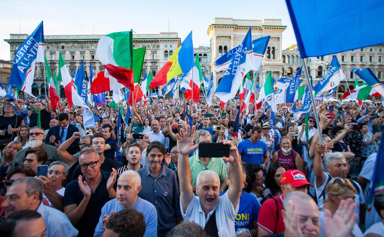 Los partidarios del partido de extrema derecha Hermanos de Italia, durante un mitin en la Plaza de la Catedral. 