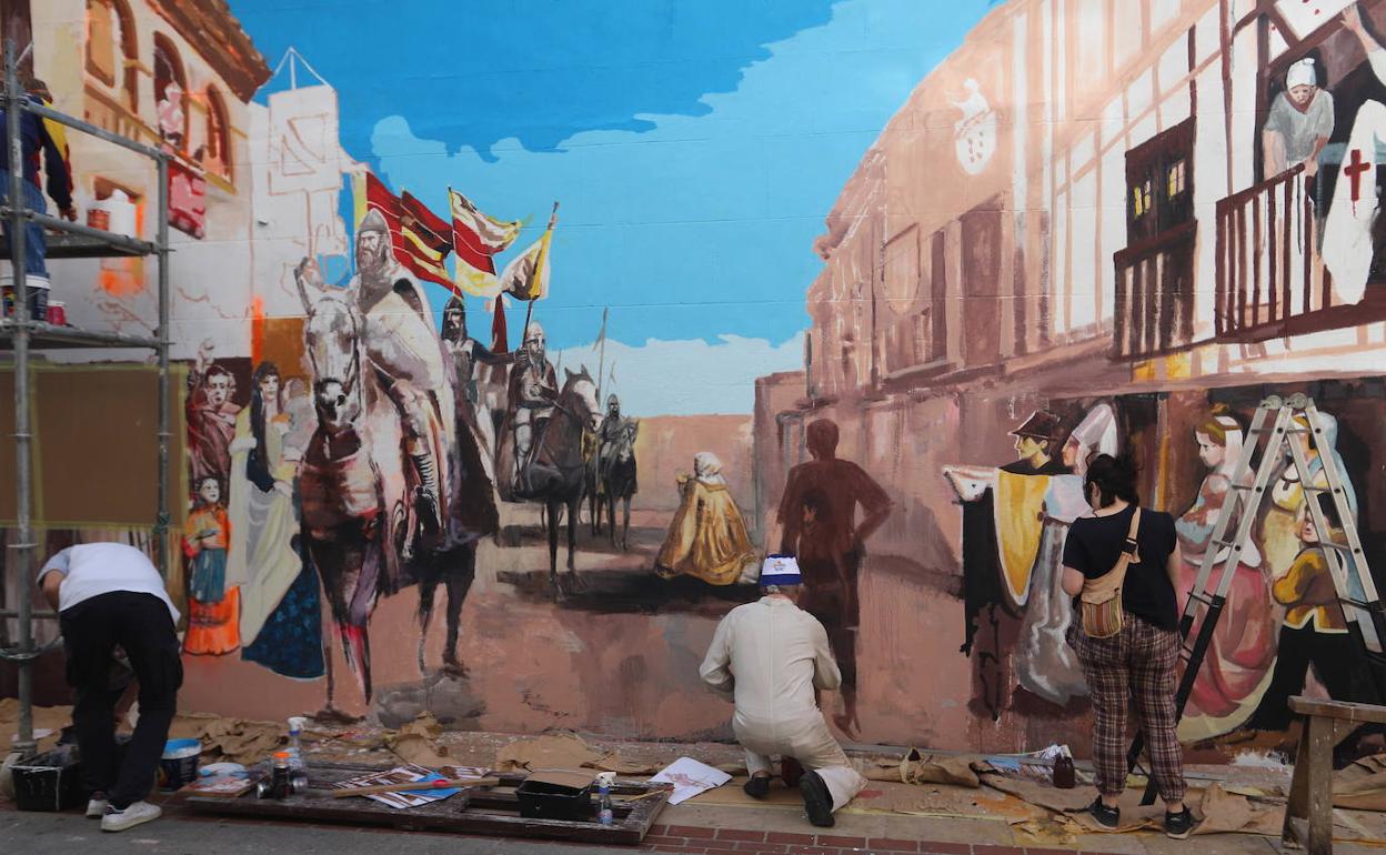 Los artistas del GAP trabajan en el mural en la calle La Puebla con motivo del Burgos Cidiano