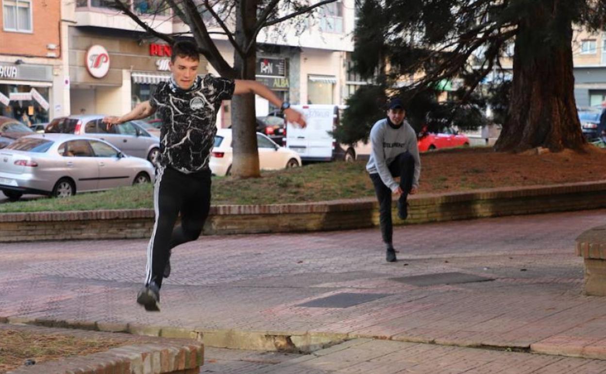 Los aficionados al parkour tienen que practicarlo en plazas y espacios públicos.