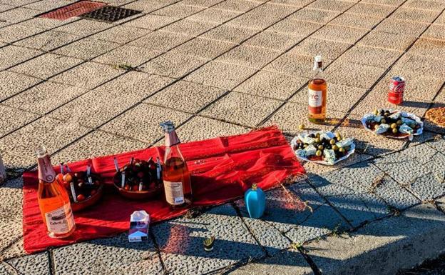 Una ofrenda anónima en plena calle sorprende a los vecinos de Fuentecillas