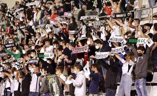 La afición del Burgos CF anima en El Plantío