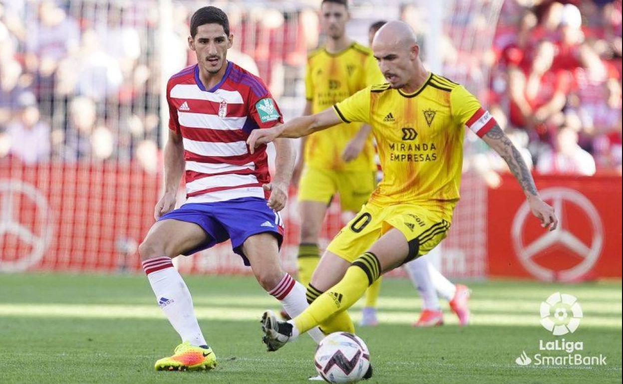 Oriol Rey maneja la pelota ante un jugador nazarí