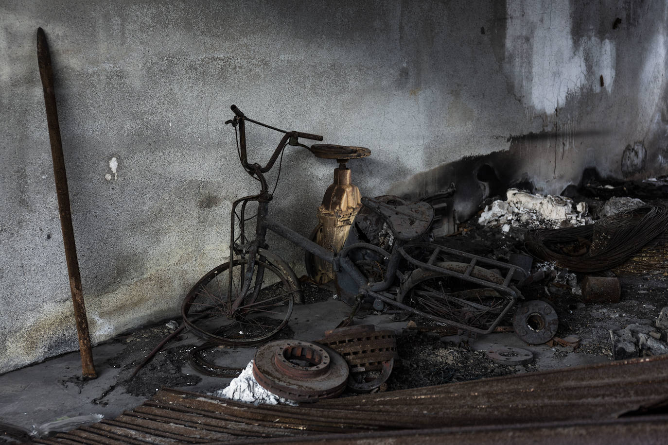 Bicicleta calcinada en el interior de una de las casas destruidas por el volcán.