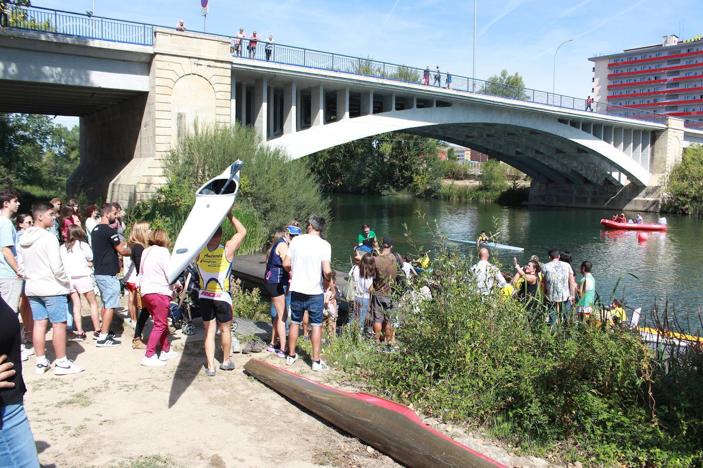 Fotos: Miranda rema a favor del Ebro en la Primera Carrera Empresarial de Piraguas