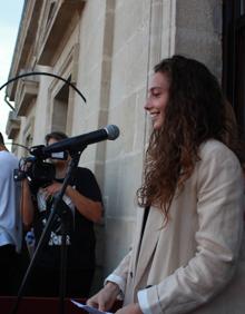 Imagen secundaria 2 - Nanclares junto a sus abuelos y con la alcaldesa de Miranda. En la tercera imagen su salida al balcón del Ayuntamiento.