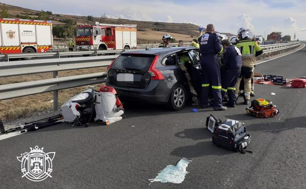 Tres heridos, dos de ellos graves, en un choque entre un camión y un turismo en Rubena