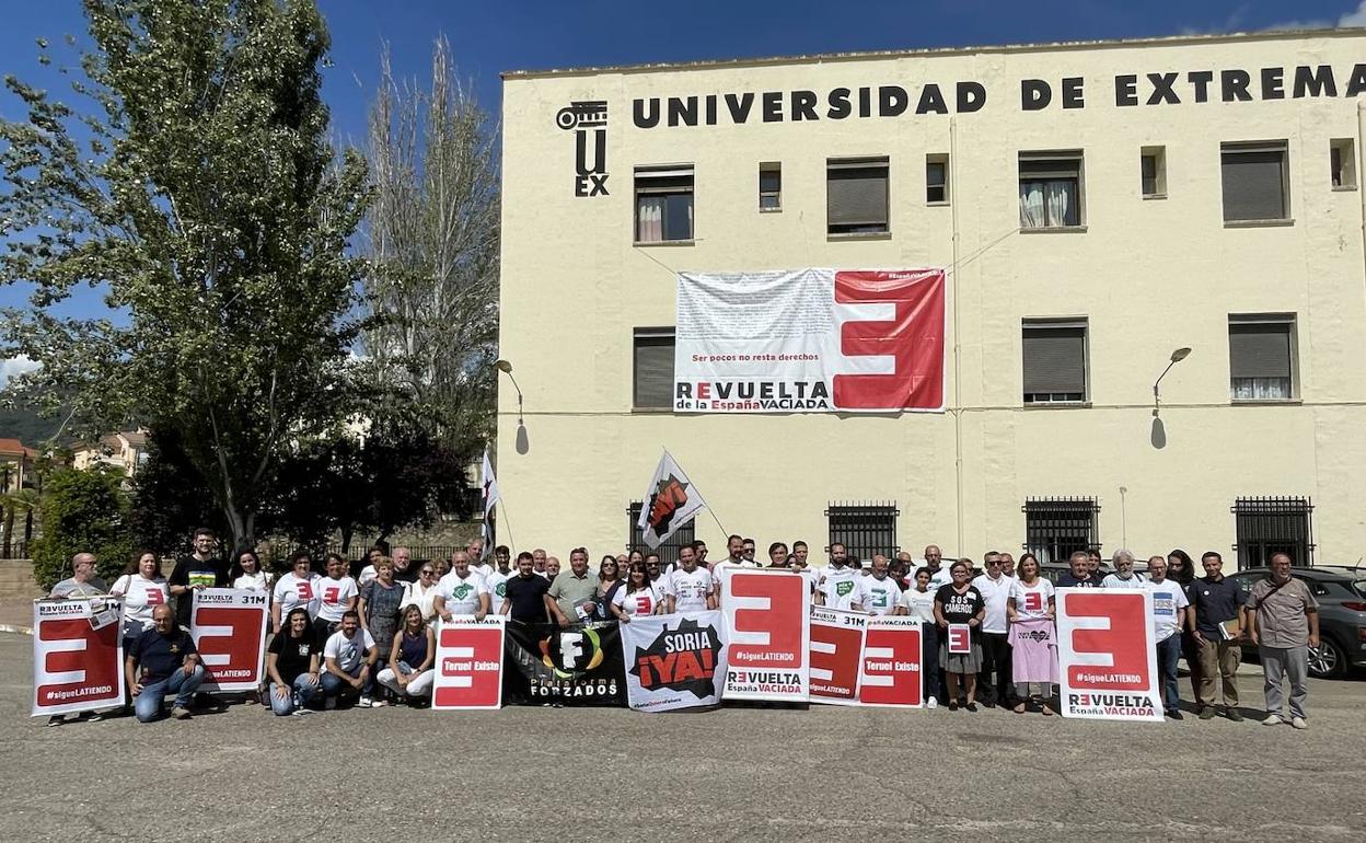 Representantes de la Revuelta de la España Vaciada frente a la Universidad de Extremadura. 