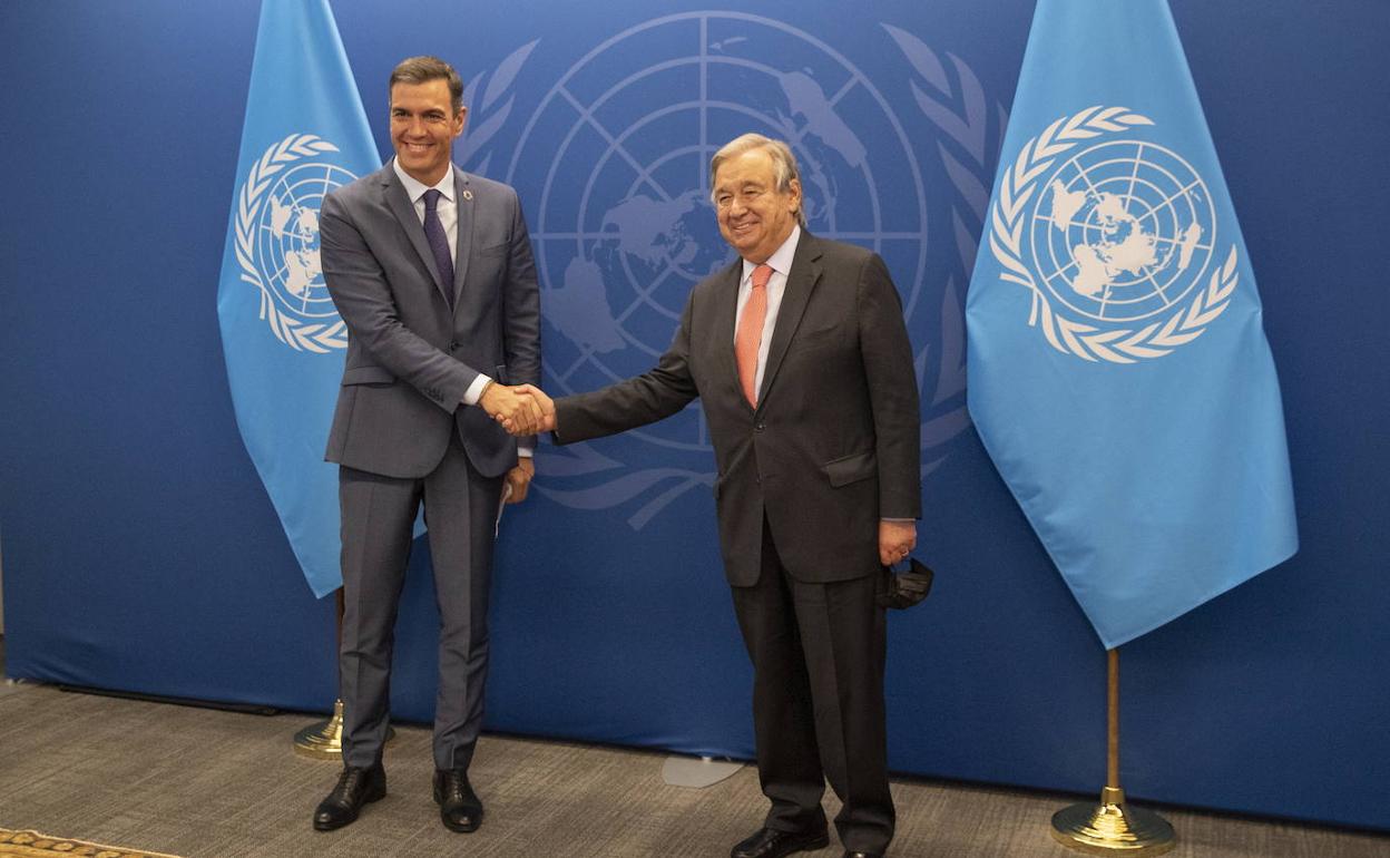 El presidente español, Pedro Sánchez, saluda al secretario general de Naciones Unidas, António Guterres, este lunes en la sede de la ONU.