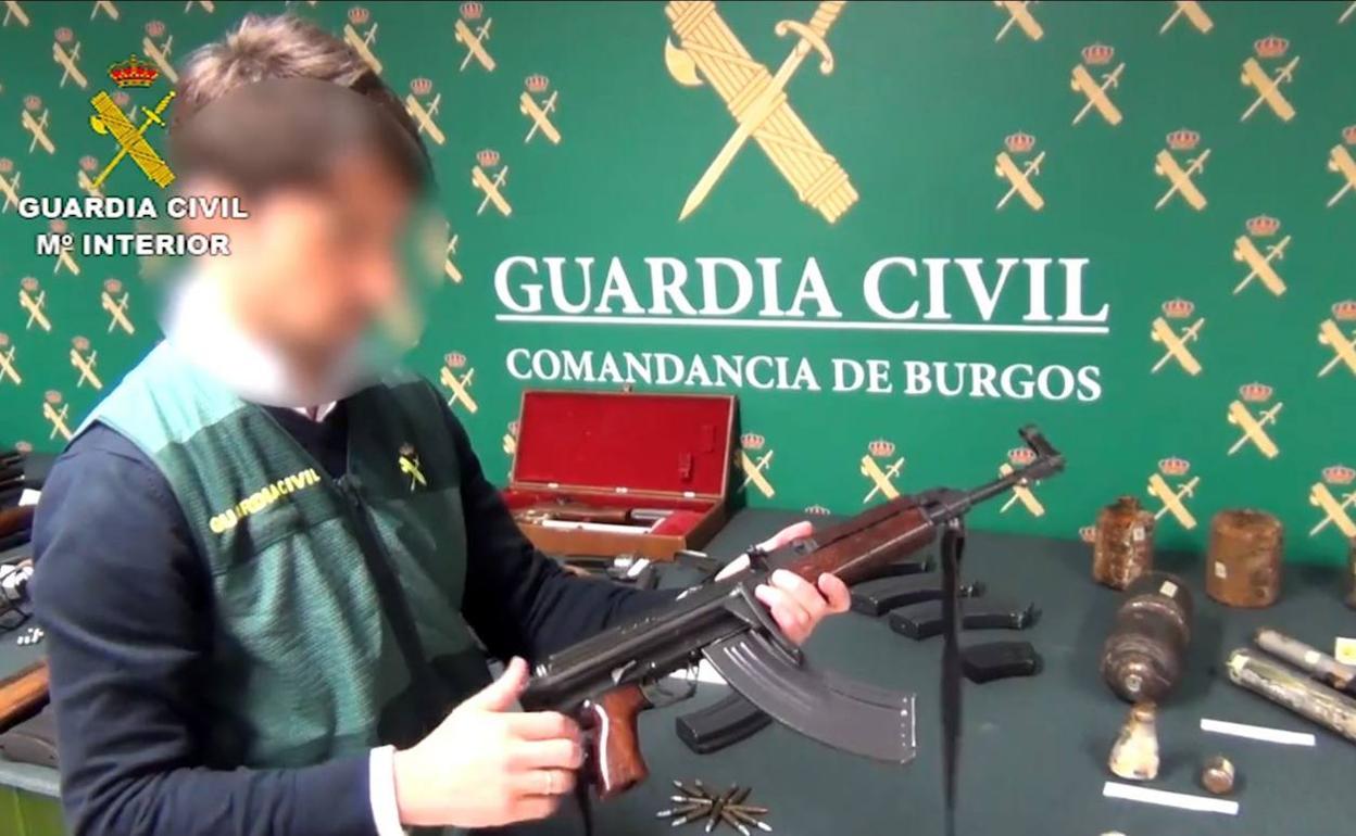 La Guardia Civil con algunas de las armas intervenidas al vecino de Miranda de Ebro.