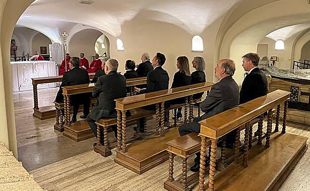 La comitiva acudió a una eucaristía junto a la tumba de San Pedro, en las grutas vaticanas. 