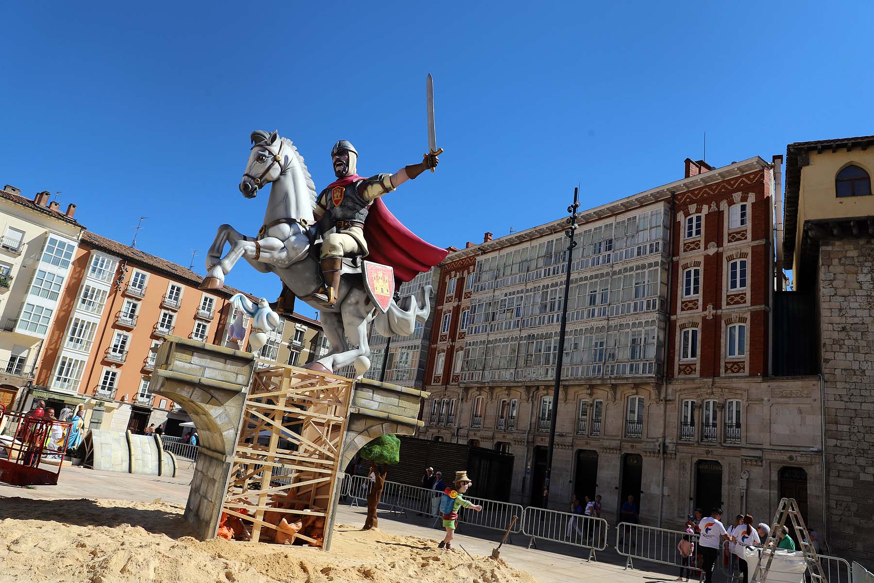 Fotos: La falla del Cid se prepara para el fuego del sábado