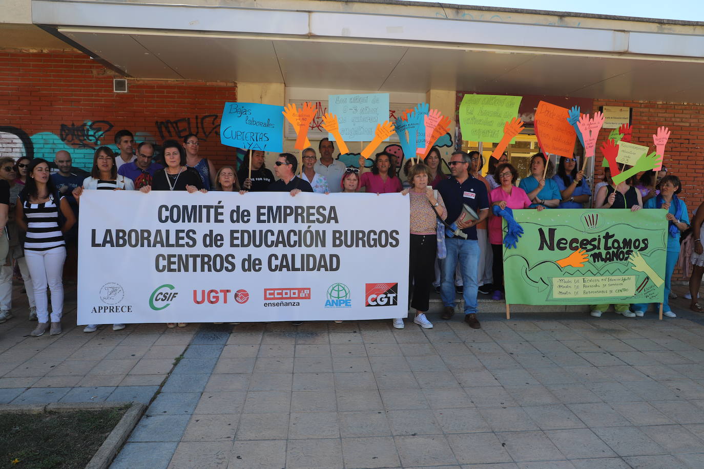 Protesta de padres, trabajadores y representantes del Comité de Empresa de Educación en las puertas de la Escuela Infantil Santa María la Mayor de Burgos