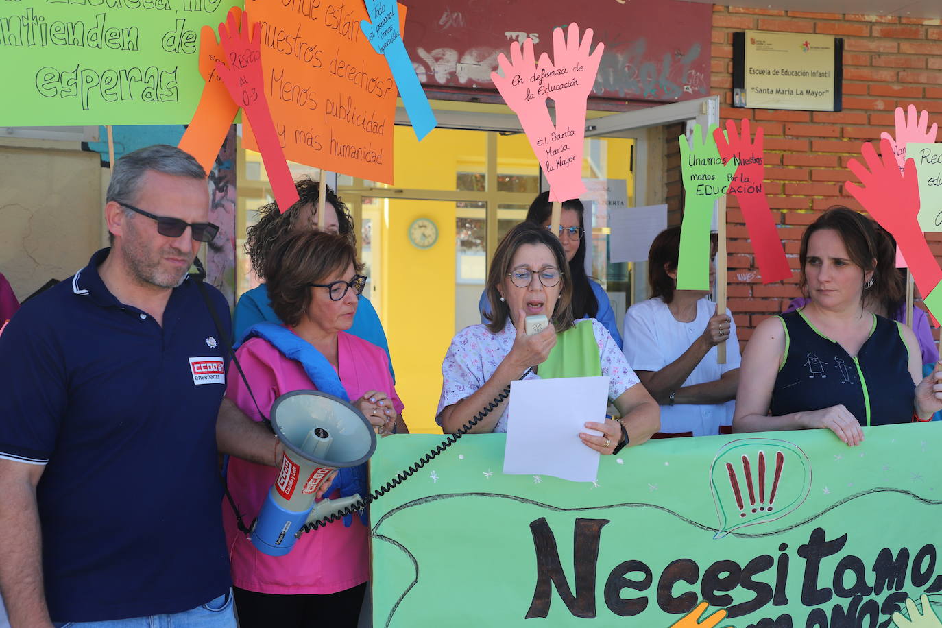 Protesta de padres, trabajadores y representantes del Comité de Empresa de Educación en las puertas de la Escuela Infantil Santa María la Mayor de Burgos