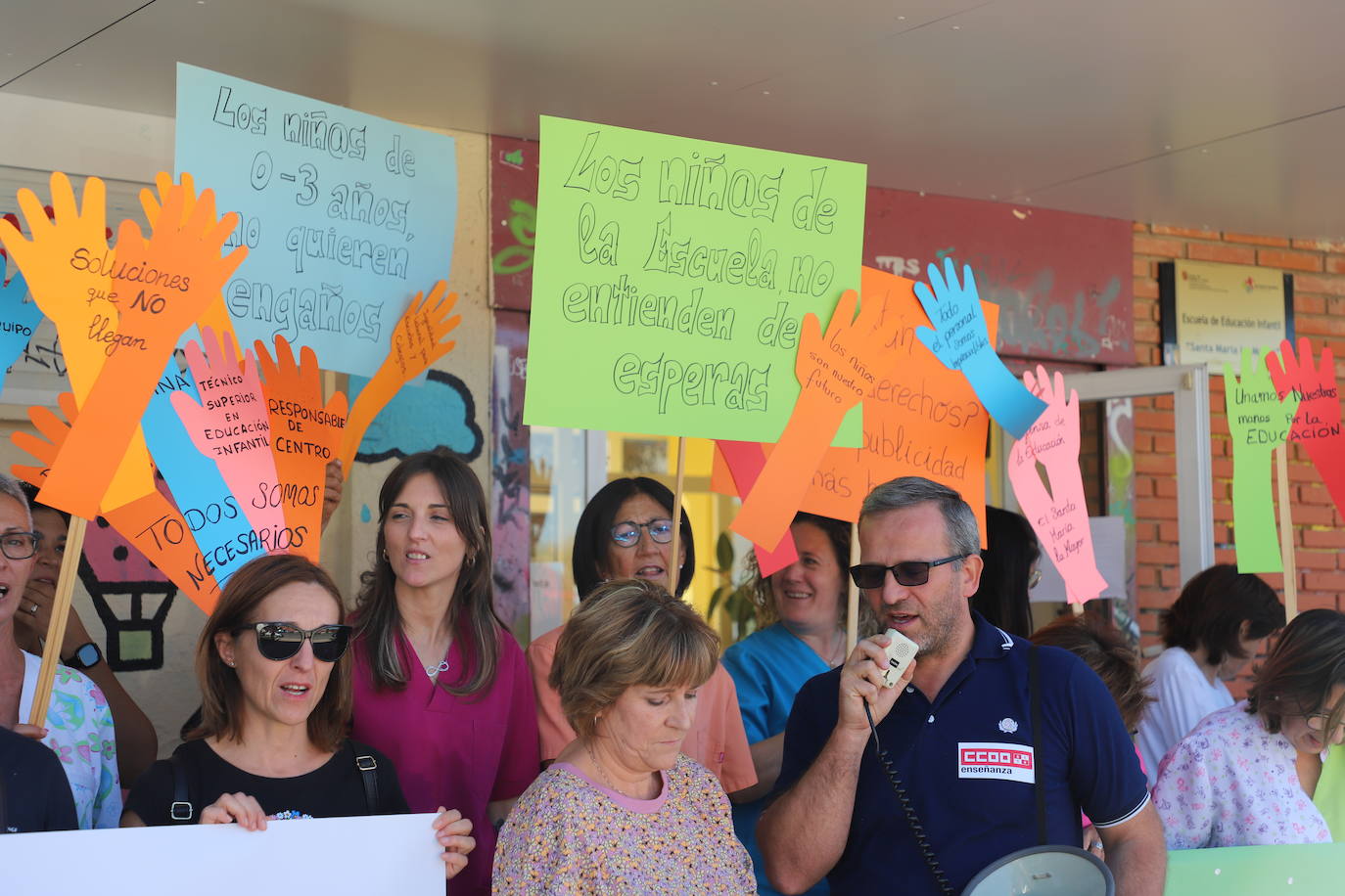 Protesta de padres, trabajadores y representantes del Comité de Empresa de Educación en las puertas de la Escuela Infantil Santa María la Mayor de Burgos