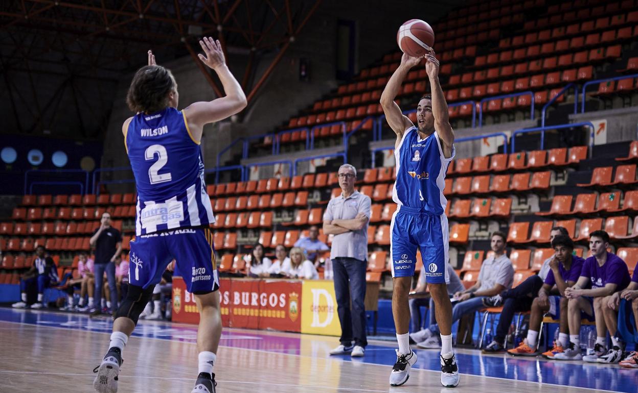 Álex López lanzando un triple en un amistoso. 