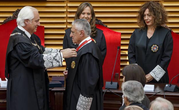 El magistrado Ignacio María de las Rivas Aramburu recibe la condecoración de la Orden de San Raimundo de Peñafort. 