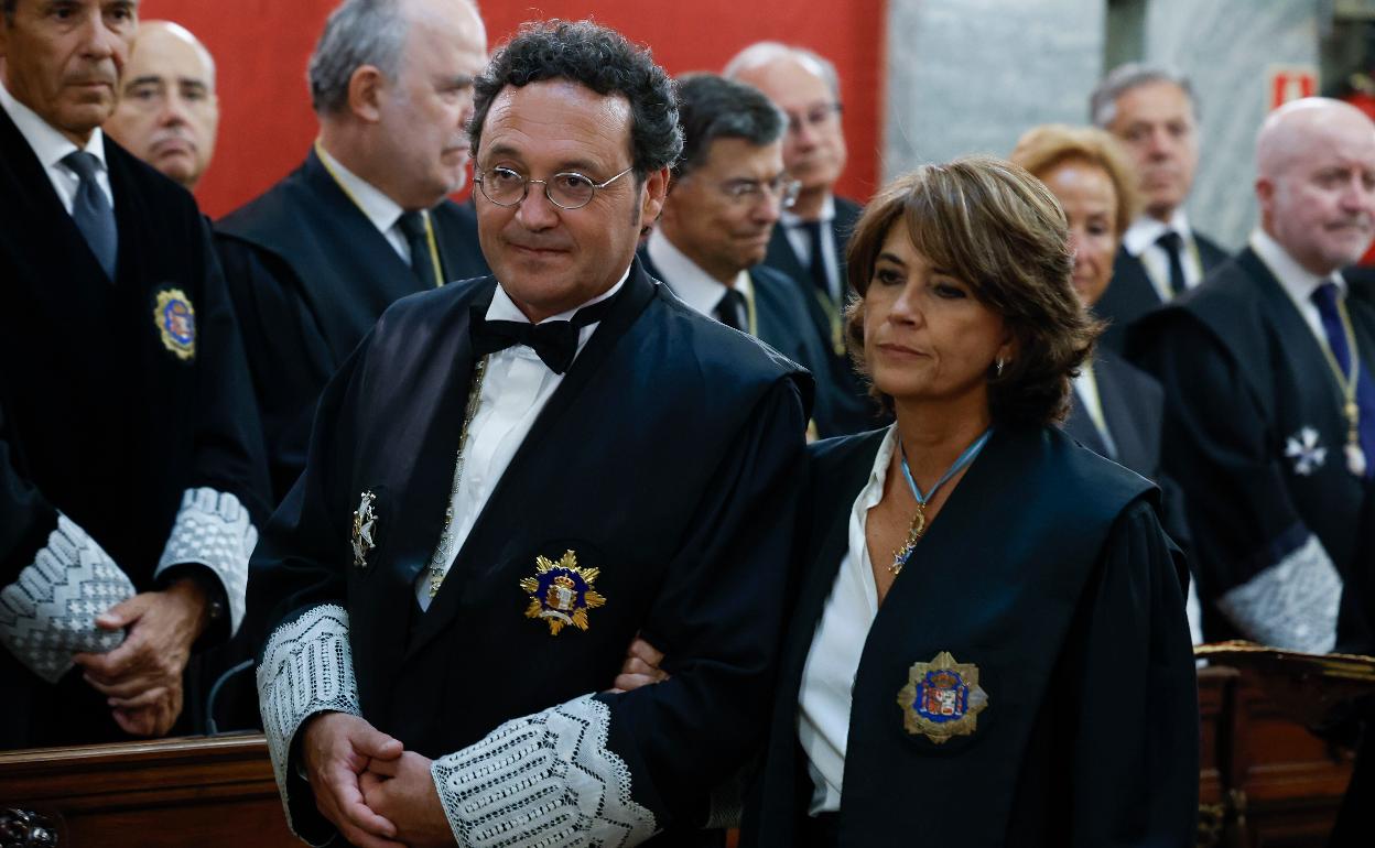 El nuevo fiscal general del Estado, Álvaro García Ortiz, y su predecesora en el cargo, Dolores Delgado, antes de su toma de posesión del cargo en el Tribunal Supremo en Madrid. 