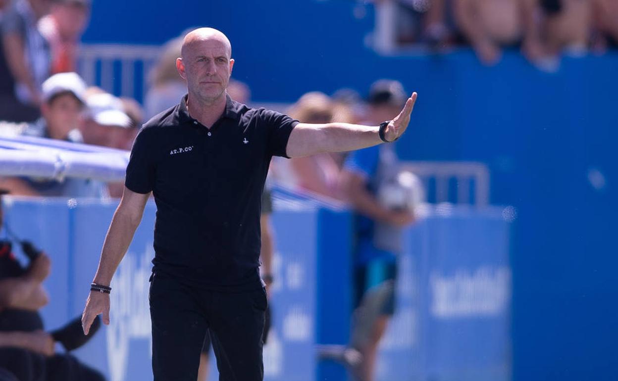 Julián Calero, entrenador del Burgos CF, durante el partido frente al Leganés. 