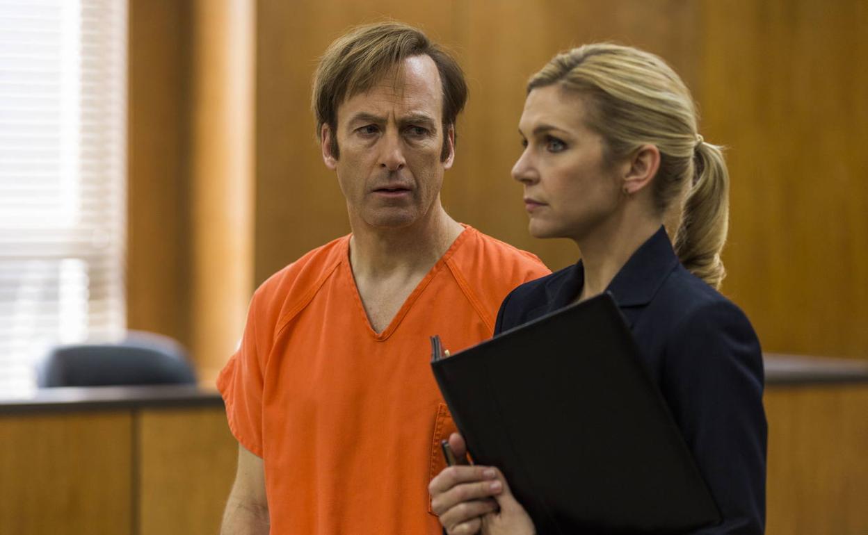 Bob Odenkirk (i) y Rhea Seehorn (d) en una escena de la serie 'Better Call Saul'.