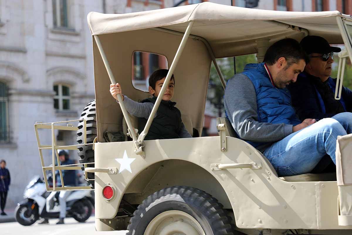 Fotos: Recorrido de coches históricos por Burgos a favor de la lucha contra el cáncer