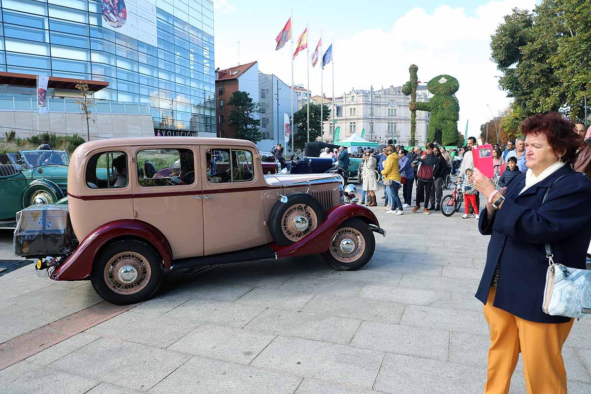 Fotos: Recorrido de coches históricos por Burgos a favor de la lucha contra el cáncer