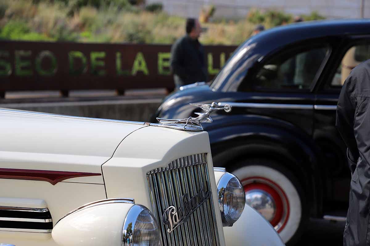 Fotos: Recorrido de coches históricos por Burgos a favor de la lucha contra el cáncer