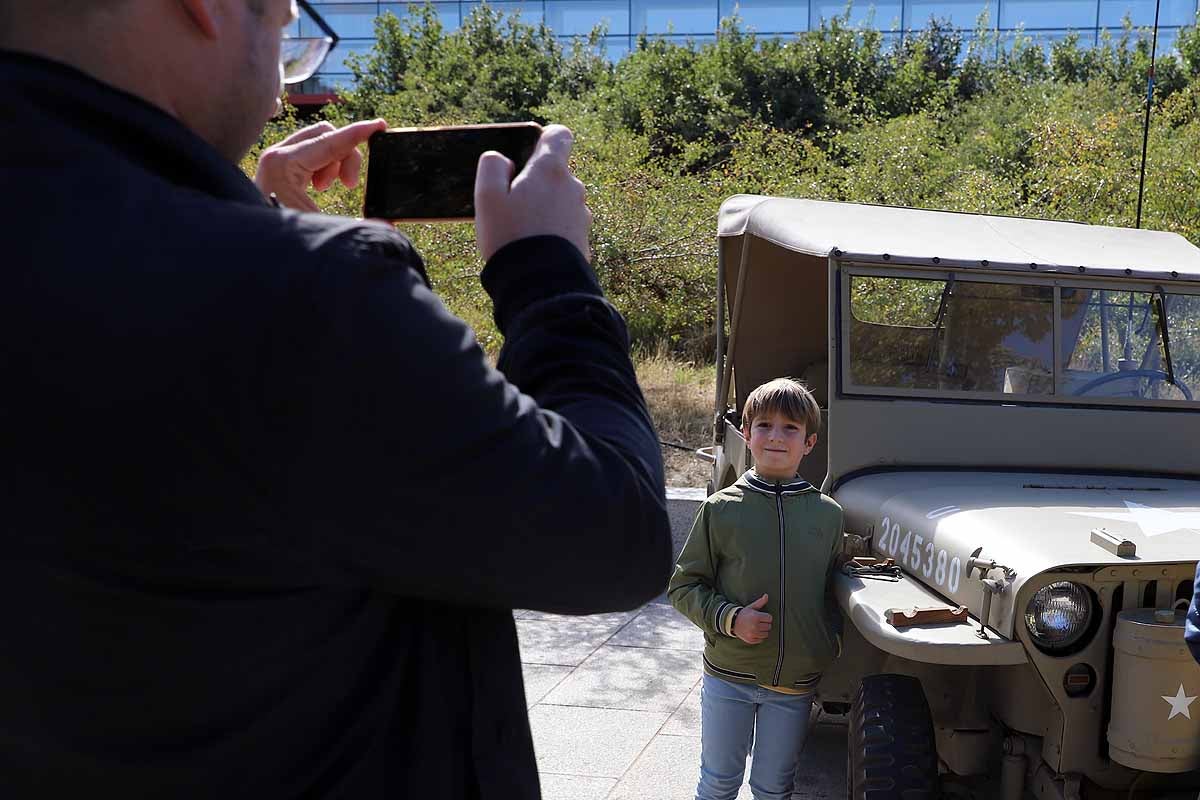 Fotos: Recorrido de coches históricos por Burgos a favor de la lucha contra el cáncer