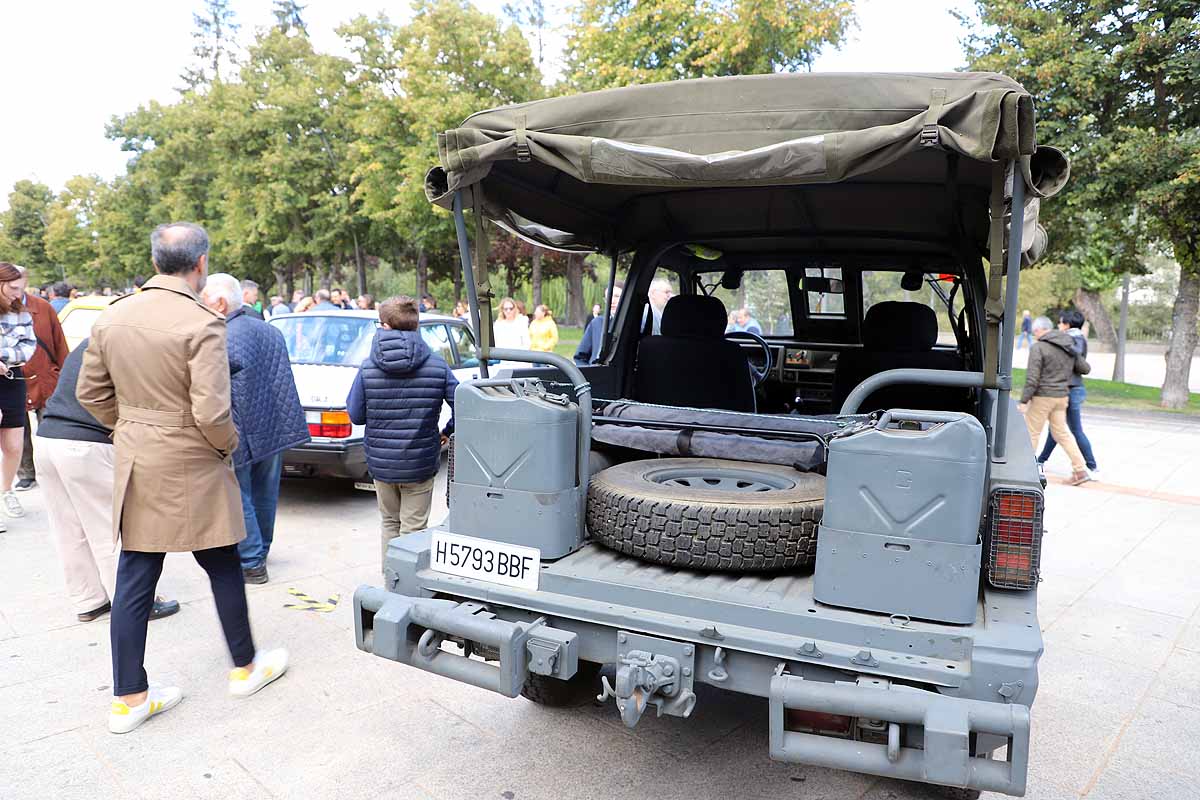 Fotos: Recorrido de coches históricos por Burgos a favor de la lucha contra el cáncer