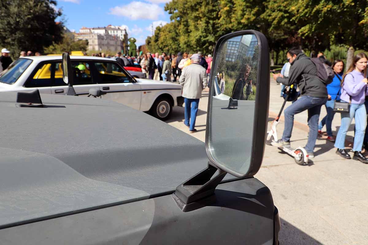 Fotos: Recorrido de coches históricos por Burgos a favor de la lucha contra el cáncer