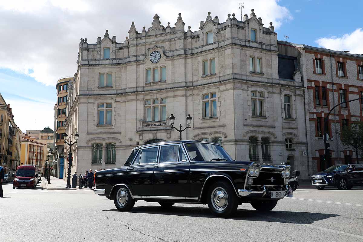 Fotos: Recorrido de coches históricos por Burgos a favor de la lucha contra el cáncer