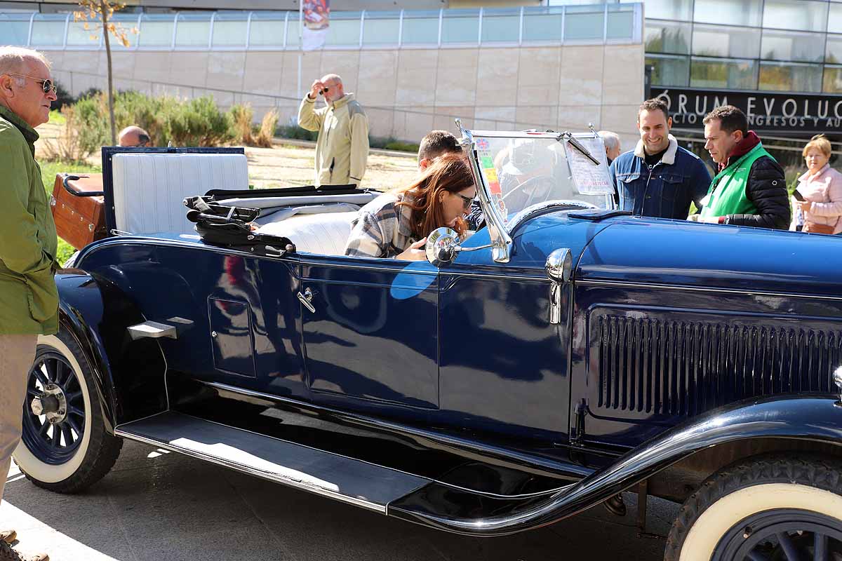 Fotos: Recorrido de coches históricos por Burgos a favor de la lucha contra el cáncer