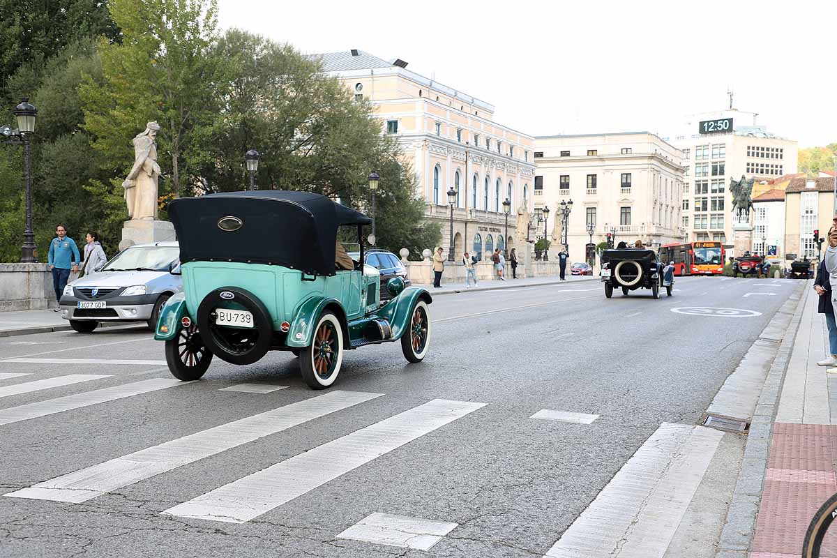 Fotos: Recorrido de coches históricos por Burgos a favor de la lucha contra el cáncer