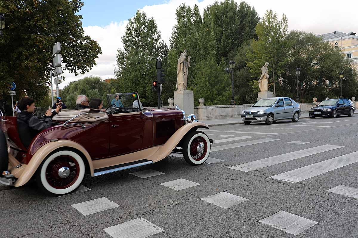 Fotos: Recorrido de coches históricos por Burgos a favor de la lucha contra el cáncer