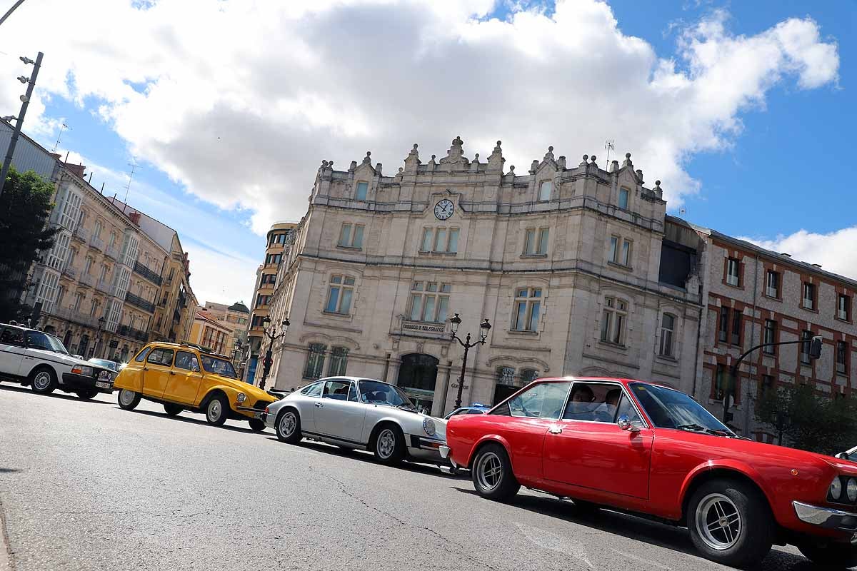 Fotos: Recorrido de coches históricos por Burgos a favor de la lucha contra el cáncer