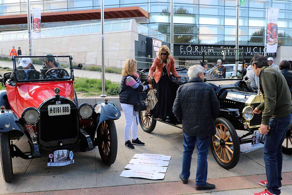 Fotos: Recorrido de coches históricos por Burgos a favor de la lucha contra el cáncer