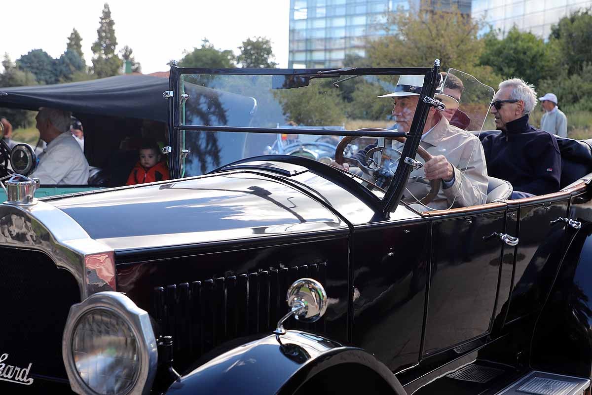 Fotos: Recorrido de coches históricos por Burgos a favor de la lucha contra el cáncer