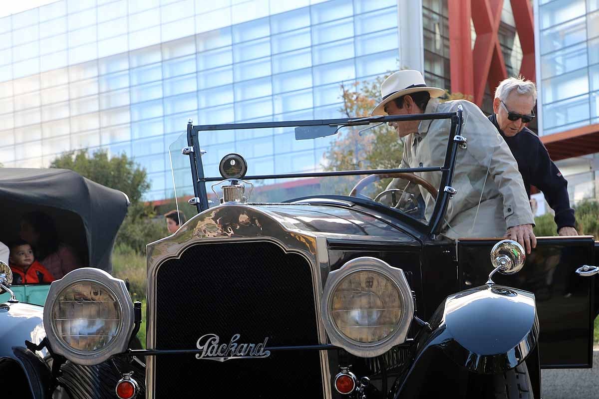 Fotos: Recorrido de coches históricos por Burgos a favor de la lucha contra el cáncer