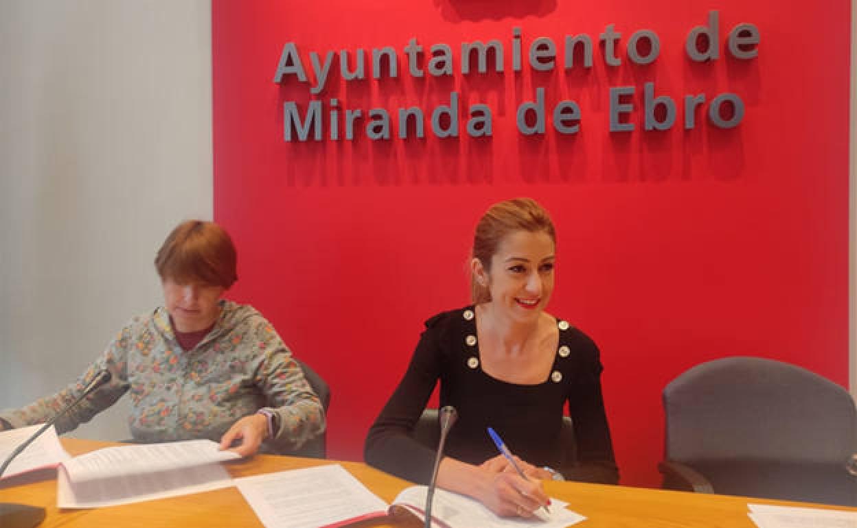 Aitana Hernando, alcaldesa de Miranda, (dcha) y una representante de la Plataforma del Voluntariado firman el convenio. 