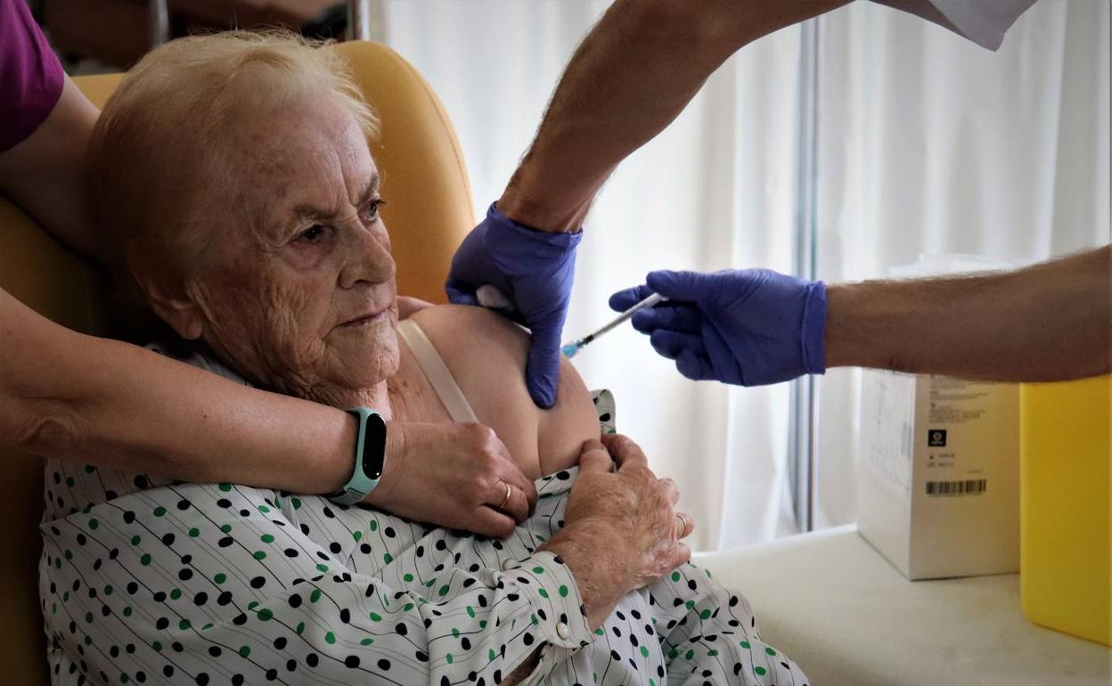 La vacunación conjunta de la gripe y la covid ha comenzado en las residencias de ancianos. 