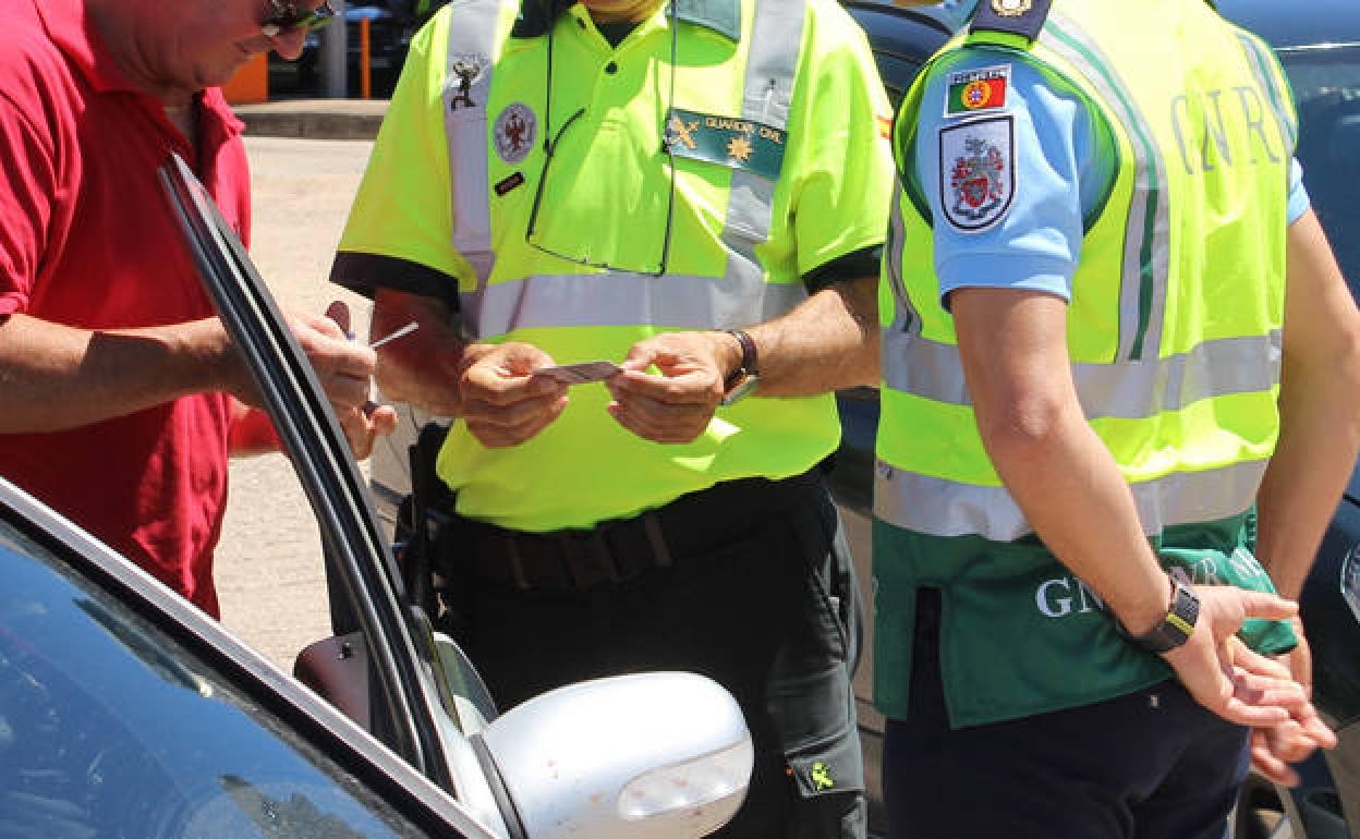 Los agentes comprueban el carnet del conductor. 